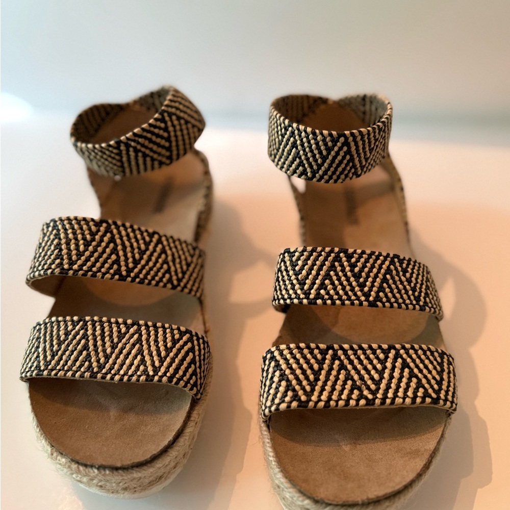 Cushionaire Woven Black and Tan Strap Platform Sandals Women’s New 8.5